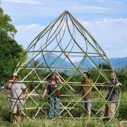 zome courbe en lamelles de bambou drôme