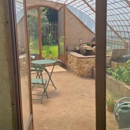 Serre toit bambou murs terre paille