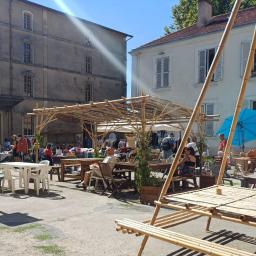 pergola et table de jardin en bambou
