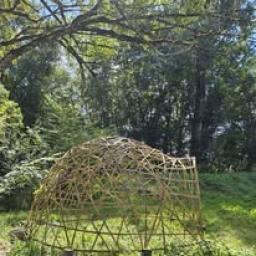 petit dôme en lamelles bambou cabane jardin