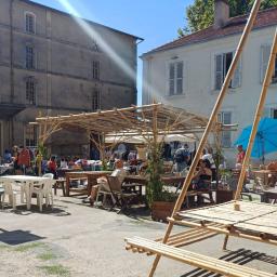 cours pergola et table de jardin en bambou