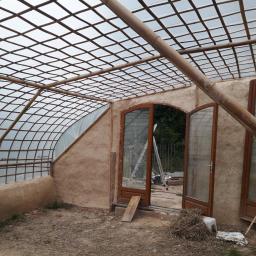 Serre toit bambou murs terre paille arrmé bambou