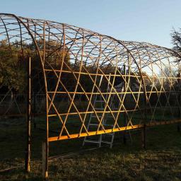 Tunnel en lames de bambou tressées