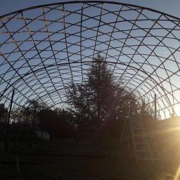 Tunnel en lames de bambou pour serre