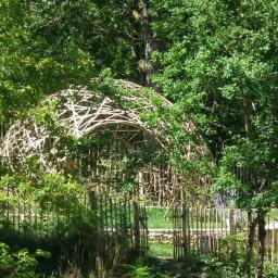 Dôme de lames de bambous tressées dans jardin