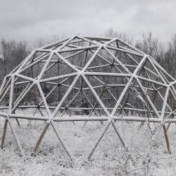 Dôme géodésique en bambou sous la neige