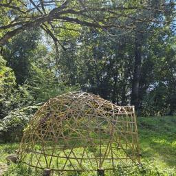 petit dôme en lamelles bambou cabane jardin