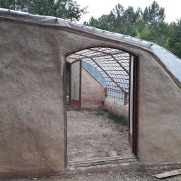 Serre toit bambou murs terre paille