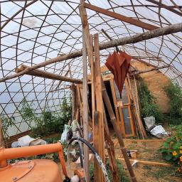 intérieur grande Serre toit bambou murs terre paille