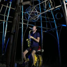 saxophoniste dans chapelle en bambous